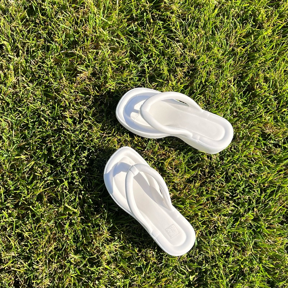 Chunky flip flops size 7.5